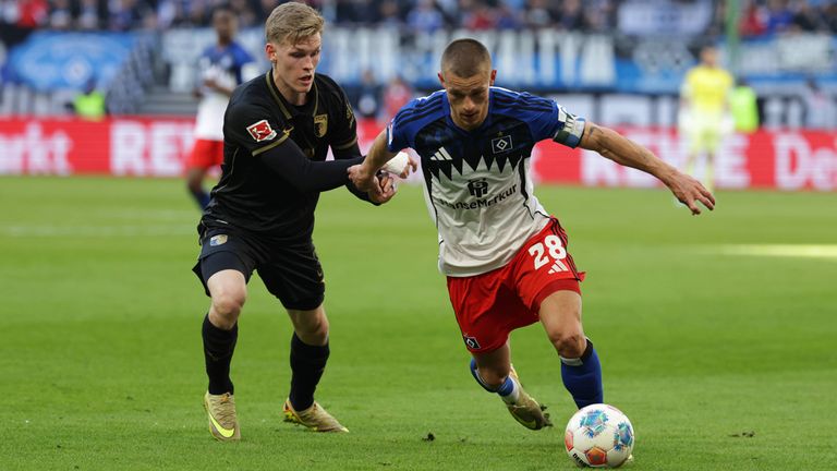 Miro Muheim (r.) flog gegen Ausgburg wegen einer Notbremse vom Platz.