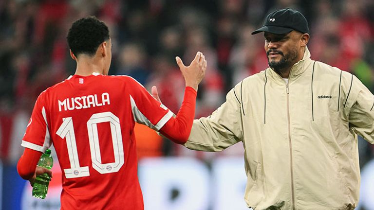 Bayern-Trainer Vincent Kompany (r.) klatscht mit Jamal Musiala ab.