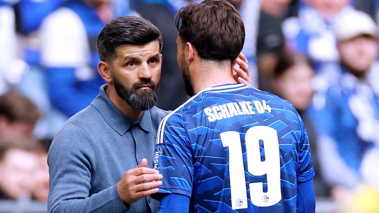 Schalke-Trainer Miron Muslic (l.) muss kommende Woche im Topspiel in Elversberg unter anderem seinen Kapitän Kenan Karaman ersetzen. 