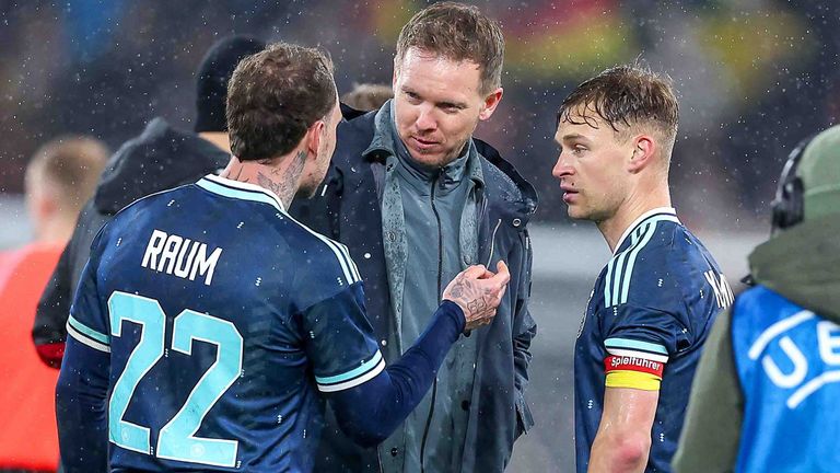 Julian Nagelsmann (M.) im Gespräch mit Joshua Kimmich (r.) und David Raum.