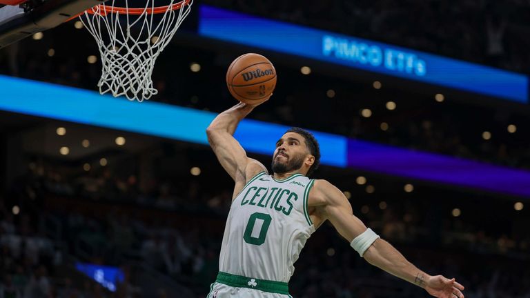 Jayson Tatum und die Boston Celtics können heute den zweiten Sieg gegen die Philadelphia 76ers einfahren - Live auf Sky Sport um 01:00 Uhr.
