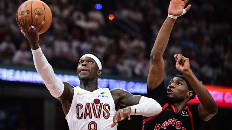Dennis Schröder (l.) und die Cleveland Cavaliers besiegen die Toronto Raptors.