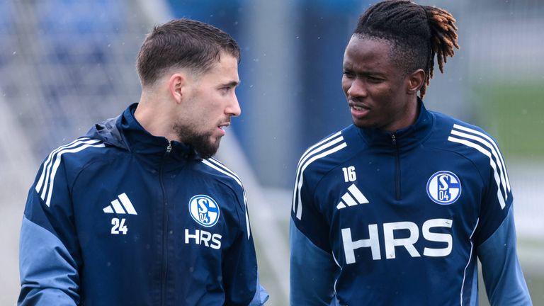 Schalkes Moussa Ndiaye (r.) musste am Freitag das Training abbrechen. 