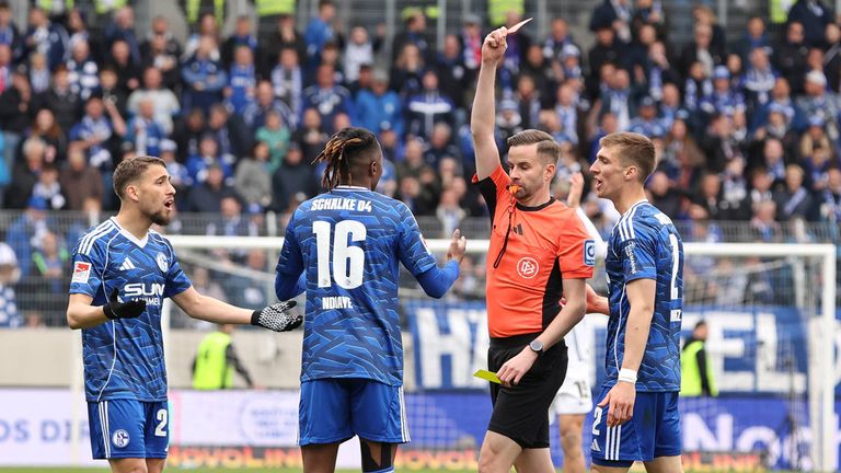 Schalkes Moussa Ndiaye flog gegen Elversberg fälschlicherweise vom Platz.