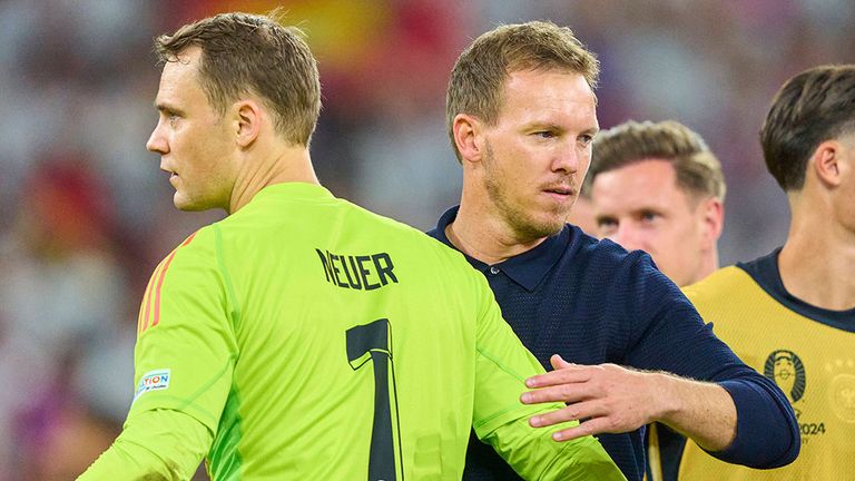 Manuel Neuer (l.) und Bundestrainer Julian Nagelsmann klatschen sich nach einem DFB-Spiel bei der Heim-EM 2024 ab.