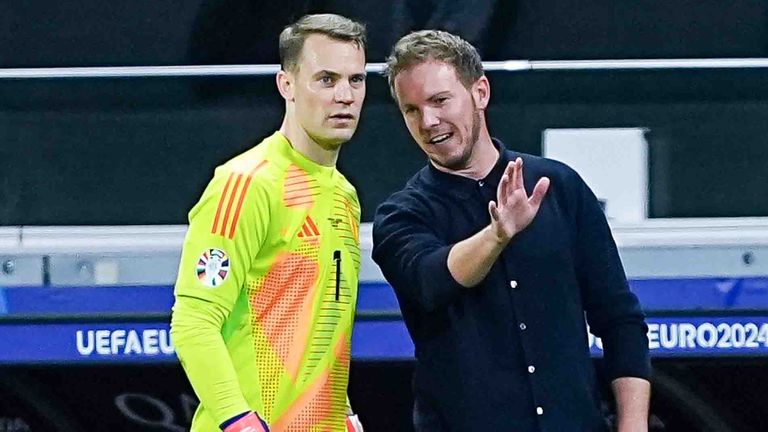 Manuel Neuer (l.) wird die WM 2026 von außen verfolgen.