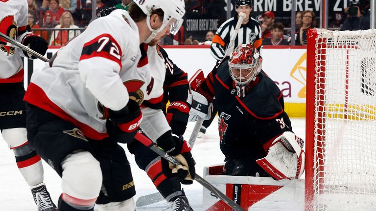 Frederik Andersen(r.), der Goalie der Carolina Hurricanes ist für die Ottawa Senators in Spiel eins nicht zu bezwingen. 
