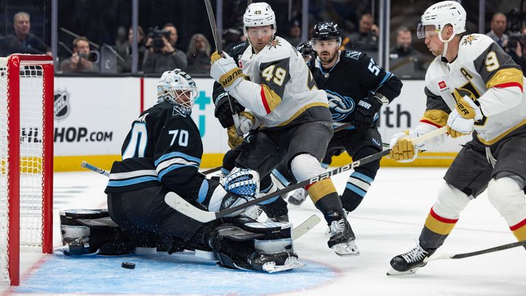 Im Spiel zwischen den Vegas Golden Knights (weiß)  und Utah Mammoth (schwarz) geht es um die 3:2 Zwischenführung. Heute Nacht Live auf Sky S