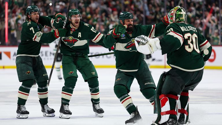 Die Wild-Spieler bejubeln den Overtime-Sieg mit ihrem Keeper. 