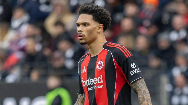  Nnamdi Collins (Eintracht Frankfurt) ist laut Trainer Riera: "So gut wie raus für den Rest der Saison" wegen einer Sprunggelenks-Verletzung