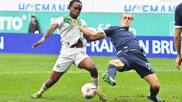 Noah Futkeu (l.) schießt die SpVgg Greuther Fürth gegen den SV Darmstadt 98 zum Heimsieg.
