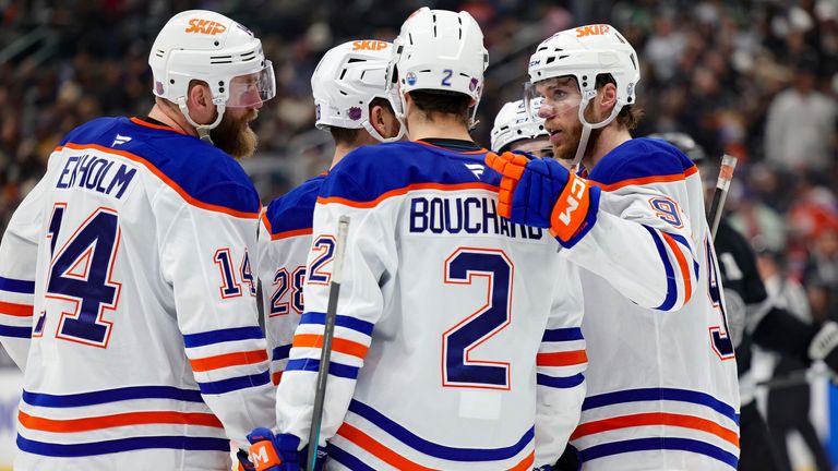 Connor McDavid (r.) und seine Edmonton Oilers stehen zum siebten Mal in Folge in den Playoffs. 