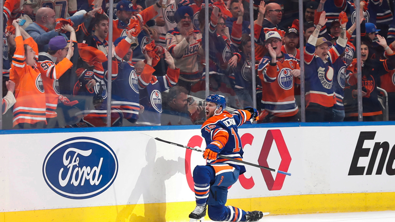 Jason Dickinson jubelt nach seinem Treffer gegen die Ducks. Heute treffen die Oilers im dritten Spiel auf Anaheim. 