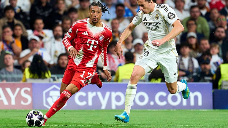 Bayern-Star Michael Olise (l.) lässt hier Real-Verteidiger Alvaro Carreras stehen.