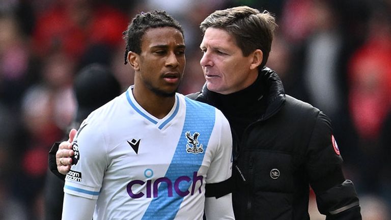 Trainer Oliver Glasner (r.) nimmt seinen damaligen Palace-Schützling Michael Olise in den Arm.