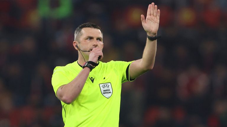 Michael Oliver pfeift den Bayern-Kracher im Bernabeu bei Real Madrid.