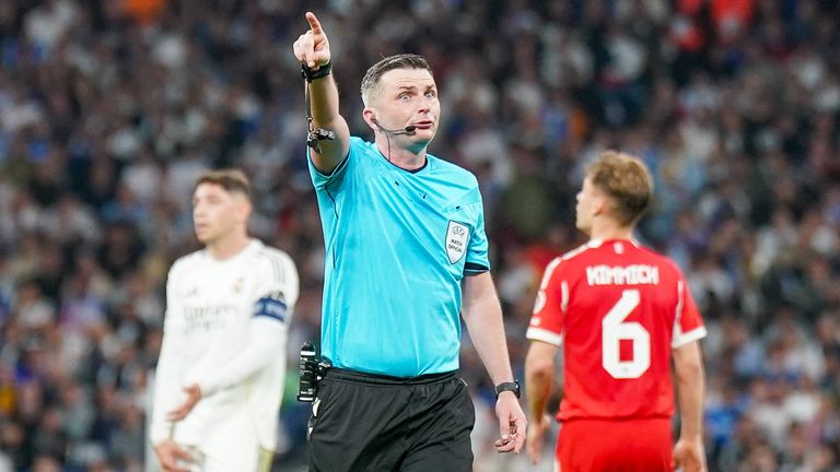 Schiedsrichter Michael Oliver erzürnte Real-Trainer Alvaro Arbeloa besonders mit zwei Entscheidungen. 