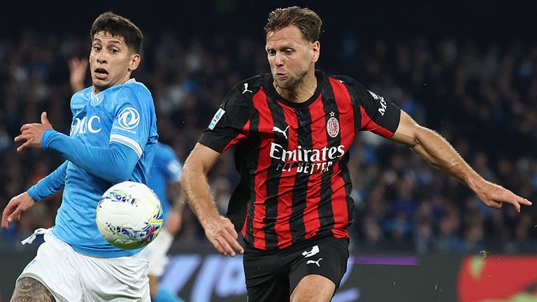 Milan-Stürmer Niclas Füllkrug (r.) behauptet sich gegen Neapel-Verteidiger Mathias Olivera.