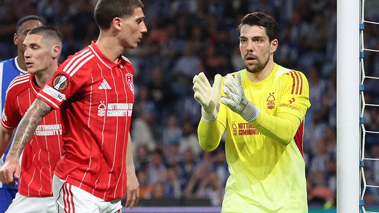 Der deutsche Keeper Stefan Ortega (r.) hat mit Nottingham Forest noch alle Chancen.
