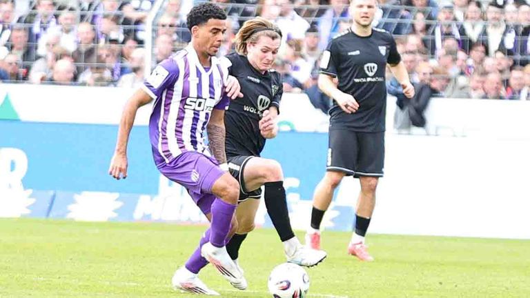 Kevin Wiethaup (VfL Osnabrück) behauptet den Ball gegen Devin Angleberger (FC Schweinfurt 05).