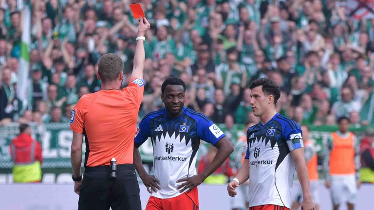 Schiedsrichter Florian Exner zeigt Philip Otele die Rote Karte.