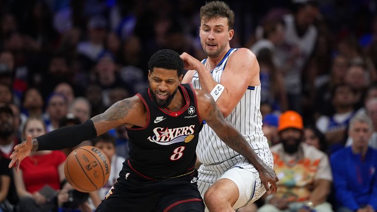 Paul George (l.) beschäftig Franz Wagner.