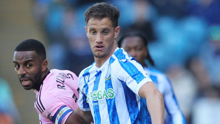 Sheffield-Stürmer Jerry Yates (r.) im Duell mit Leicester-Verteidiger Ricardo Pereira.