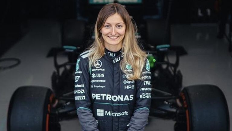 Doriane Pin testet als erste Frau ein F1-Auto von Mercedes. (Quelle: X/@MercedesAMGF1)