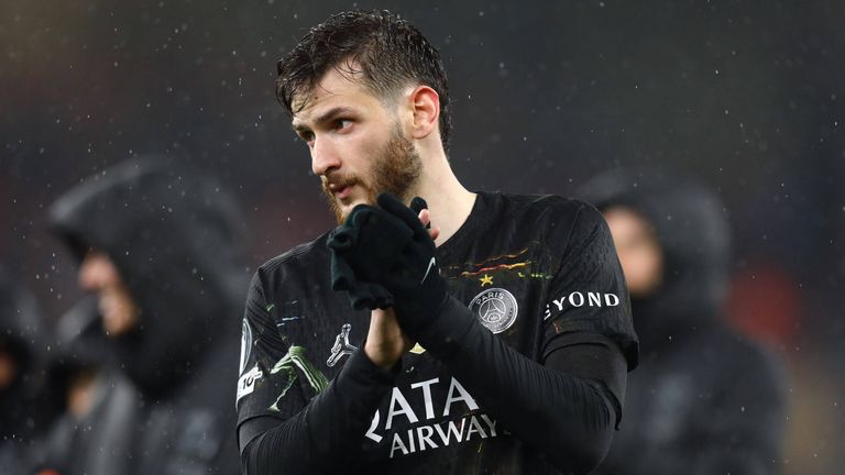 Kvicha Kvaratskhelia ist vor dem CL-Kracher gegen Bayern selbstbewusst. 