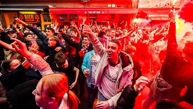 Die Fans von der PSV Eindhoven feiern in der Stadt den Gewinn der Meisterschaft.