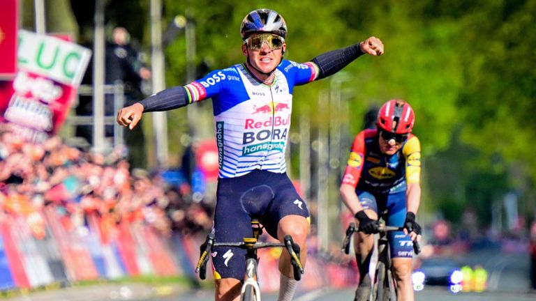 Remco Evenepoel triumphiert beim Amstel Gold Race.