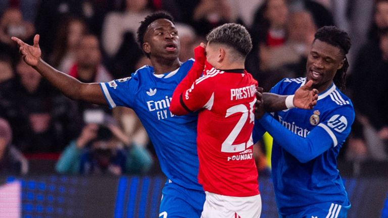 Eine Aktion, die bei der WM mit Rot bestraft wird: Gianluca Prestianni (M.) von Benfica zieht sein Trikot übers Gesicht, als er zu Vini Jr.