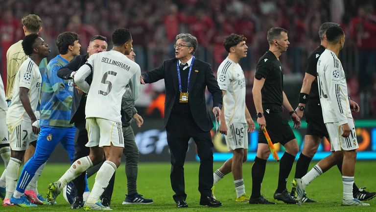 Die Real-Stars beschweren sich beim Schiedsrichter Slavko Vincic.