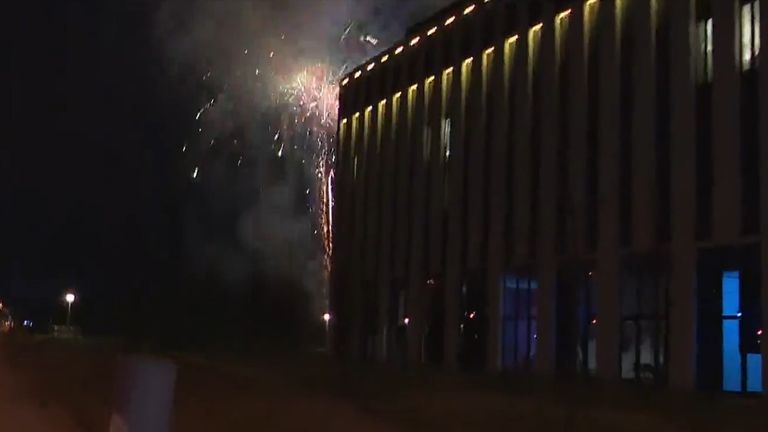 Am Real-Hotel veranstalteten Fans ein Feuerwerk (Quelle: El Chiringuito)