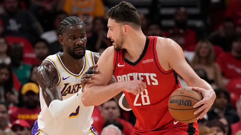 Rockets-Center Alperen Sengun behauptet den Ball gegen Lakers -Center Deandre Ayton. 