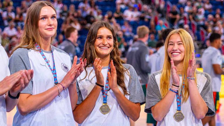 Chiara Rohr (M.) gehört zu den Shootingstars der deutschen Handball-Nationalmannschaft.