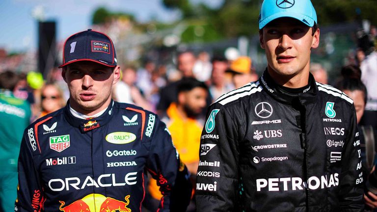 George Russell (r.) wünscht sich, dass Max Verstappen (l.) der Formel 1 erhalten bleibt.