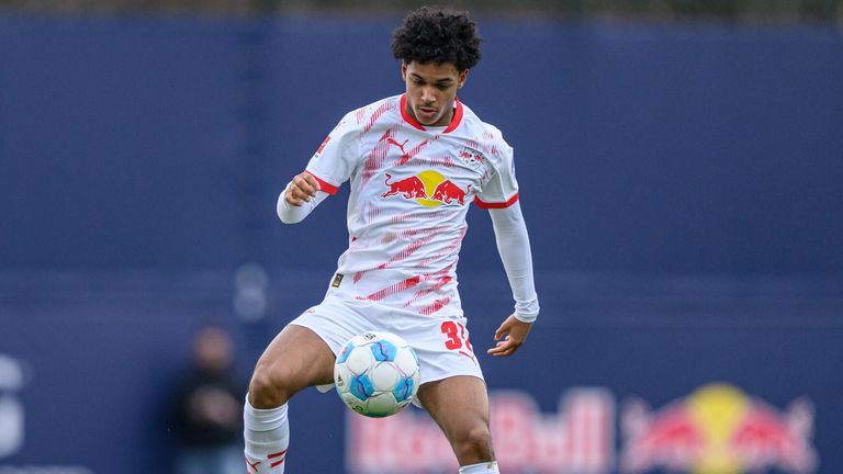 Der deutsche Junioren-Nationalspieler Faik Sakar wechselt aus Leipzig zum FC Augsburg.