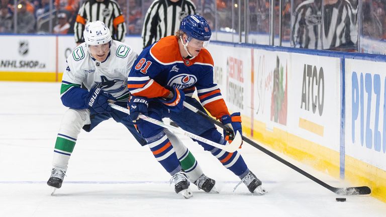 Josh Samanski (r.) im Zweikampf mit Aatu Raty.