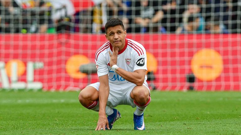 Auch der ehemalige Top-Stürmer, einst beim FC Barcelona und beim FC Arsenal, kann den freien Fall des FC Sevilla nicht aufhalten.