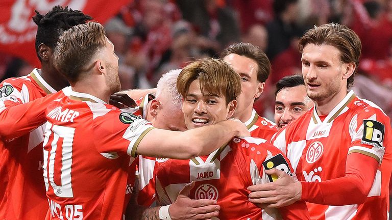 Der Mainzer Kaishu Sano (M.) bejubelt sein Traumtor gegen Straßburg.