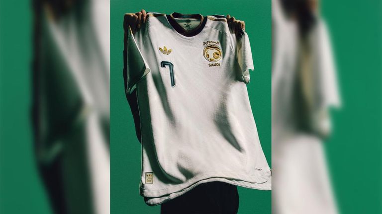 SAUDI-ARABIEN: Auswärtstrikot (Quelle: X @soccerjerseynws)