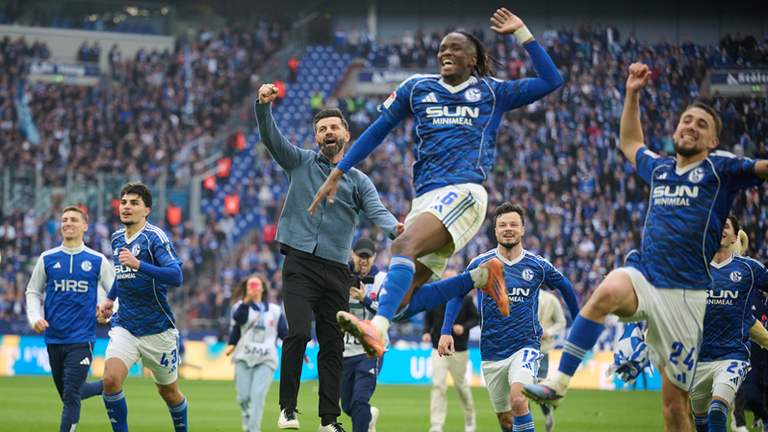 Spitzenreiter Schalke siegt und bleibt weiter an der Spitze. Am Sonntag treffen die Knappen auf Elversberg. 