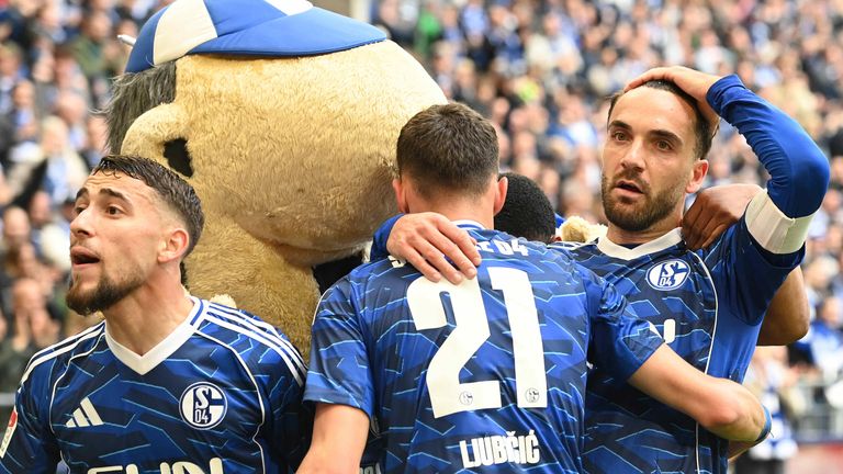 Kenan Karaman (r.) bejubelt seinen Treffer zur Schalker Führung gegen Münster.