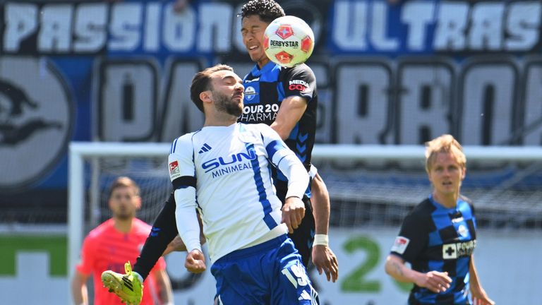 Schalkes Kenan Karaman im Zweikampf.