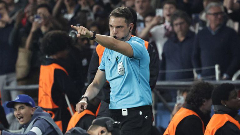 Schiedsrichter Sandro Schärer zeigt nach Ansicht der Bilder auf den Punkt: Elfmeter für Paris Saint-Germain.