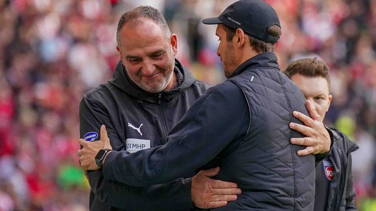 Frank Schmidt (l.) umarmt Freiburgs Trainer Julian Schuster.