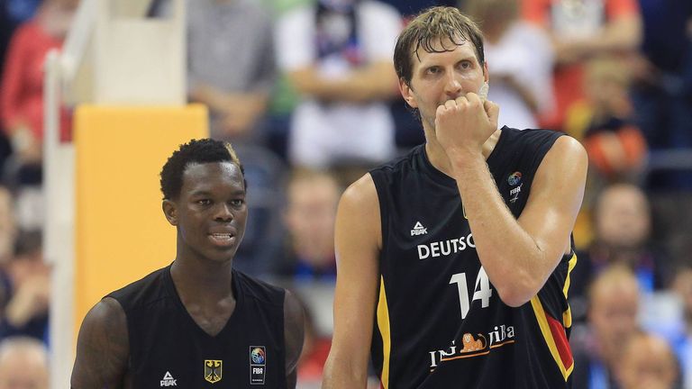 Dirk Nowitzki und Dennis Schröder beim EM-Vorrundenaus 2015 in Berlin.