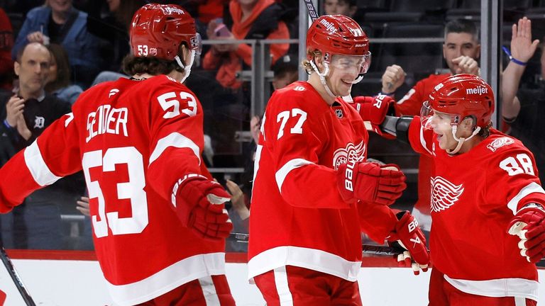 Moritz Seider (l.) erzielt gegen Philadelphia erstmals in seiner Karriere fünf Scorerpunkte in einem Spiel. 