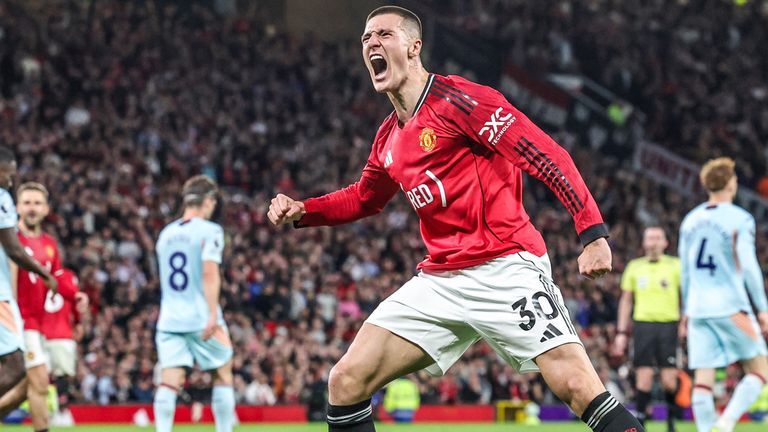 Benjamin Sesko bejubelt seinen Treffer gegen Brentford.